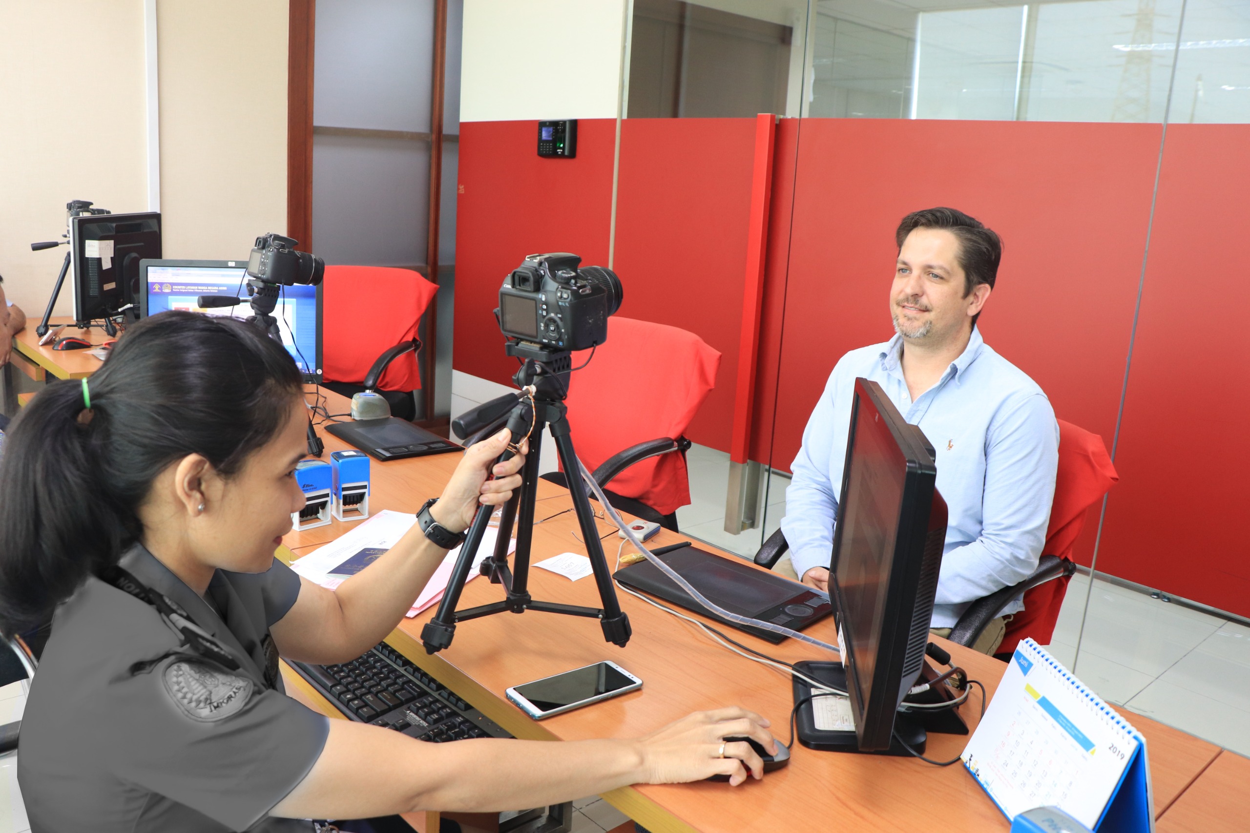 Alleviating Immigration Violations, Foreign Nationals Must Go to Immigration Office to Extend Stay Permit